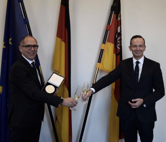 Wirtschaftsminister Dr. Volker Wissing hat Matthias Kuhl für sein Engagement für den Wirtschaftsstandort Rheinland-Pfalz mit der Wirtschaftsmedaille ausgezeichnet., © MWVLW-RLP Wirtschaftsminister Dr. Volker Wissing hat Matthias Kuhl für sein Engagement für den Wirtschaftsstandort Rheinland-Pfalz mit der Wirtschaftsmedaille ausgezeichnet., © MWVLW-RLP