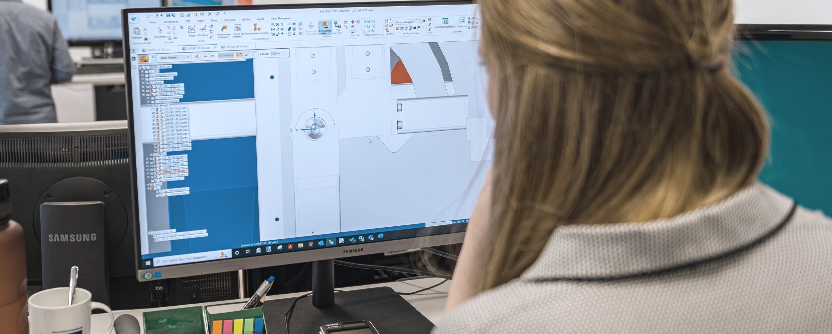 Mitarbeiterin in der Entwicklungsabteilung, © S&D Blechtechnologie GmbH Mitarbeiterin in der Entwicklungsabteilung, © S&D Blechtechnologie GmbH