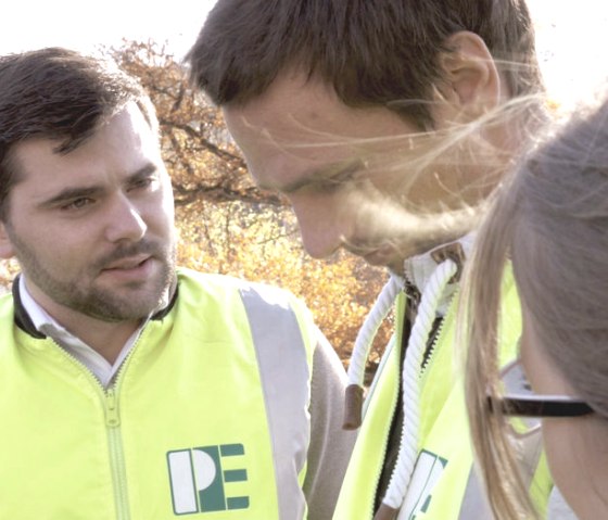 Teambesprechung auf der Baustelle, © PE Becker GmbH Teambesprechung auf der Baustelle, © PE Becker GmbH