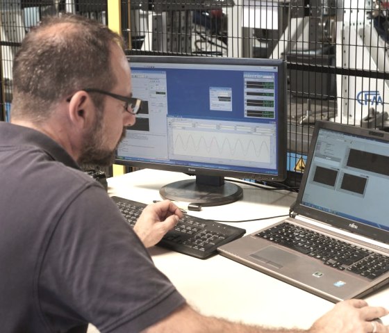 Mitarbeiter am Rechner, © CFM Schiller GmbH Mitarbeiter am Rechner, © CFM Schiller GmbH