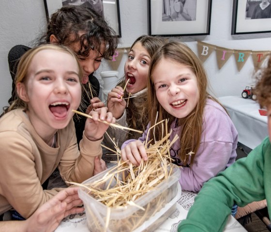 Bastelspaß Kindergeburtstag auf dem Vulkanhof, © Goltz | Phormat Bastelspaß Kindergeburtstag auf dem Vulkanhof, © Goltz | Phormat