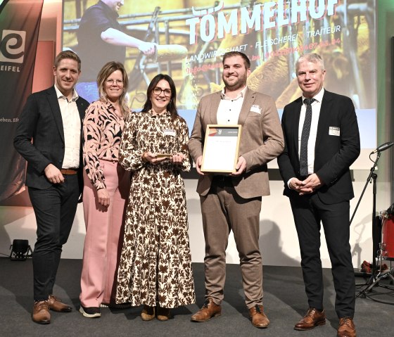 Der Tömmelhof erhielt den EIFEL Award "Regionale Wertschöpfung., © Eifel Tourismus GmbH/Petra Grebe Der Tömmelhof erhielt den EIFEL Award "Regionale Wertschöpfung., © Eifel Tourismus GmbH/Petra Grebe