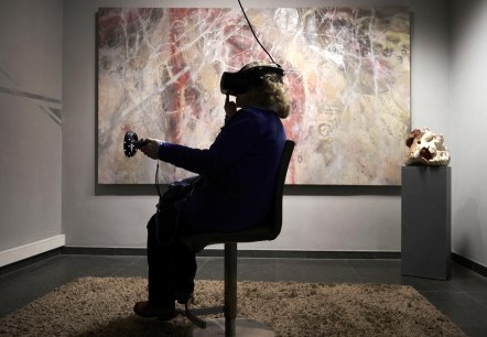 Mit der AR-Brille lassen sich Kunstwerke auch digital entdecken, © ZIKUWI/Jana Rusch Mit der AR-Brille lassen sich Kunstwerke auch digital entdecken, © ZIKUWI/Jana Rusch