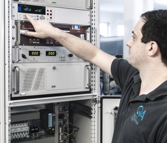 Arbeiten am Schaltschrank, © Quality Automation GmbH Arbeiten am Schaltschrank, © Quality Automation GmbH