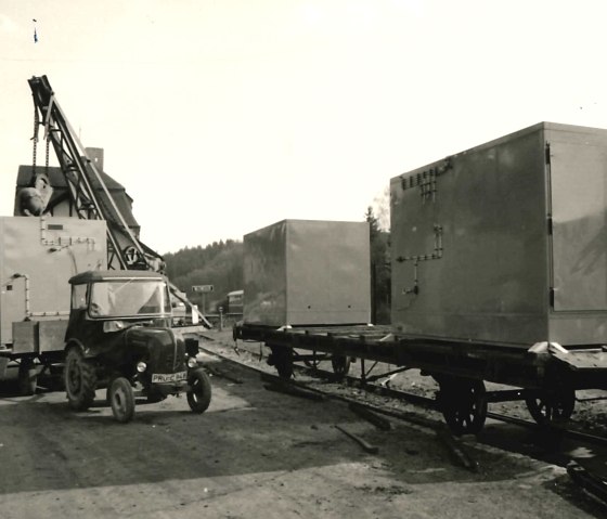 Verladung einer Maschine auf dem Bahnhof Waxweiler Verladung einer Maschine auf dem Bahnhof Waxweiler