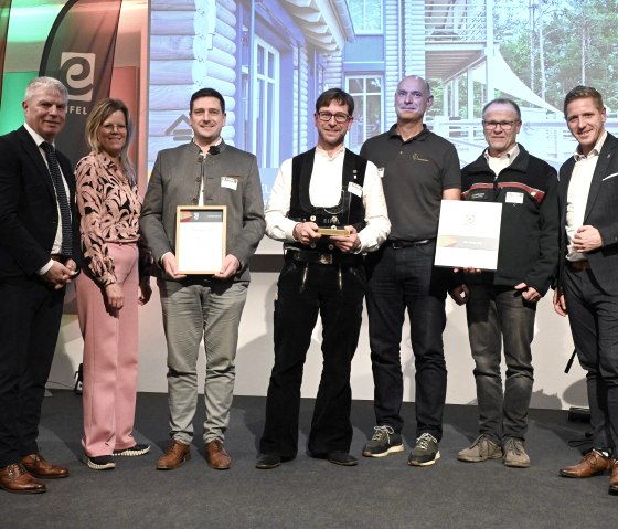 Floss Holzbau gewann den EIFEL Award "Regionale Wertschöpfung", © Eifel Tourismus Floss Holzbau gewann den EIFEL Award "Regionale Wertschöpfung", © Eifel Tourismus