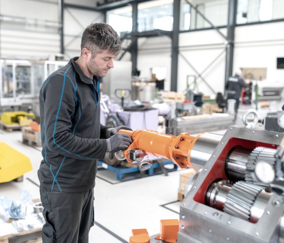 Mitarbeiter in der Halle, © DIRKRA Group Mitarbeiter in der Halle, © DIRKRA Group