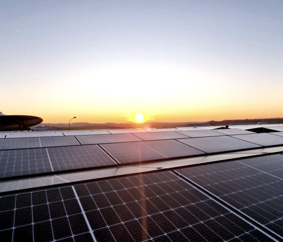 PV auf Dach von Bürowelt Lichter, © Bürowelt Lichter/Thomas Marxen PV auf Dach von Bürowelt Lichter, © Bürowelt Lichter/Thomas Marxen