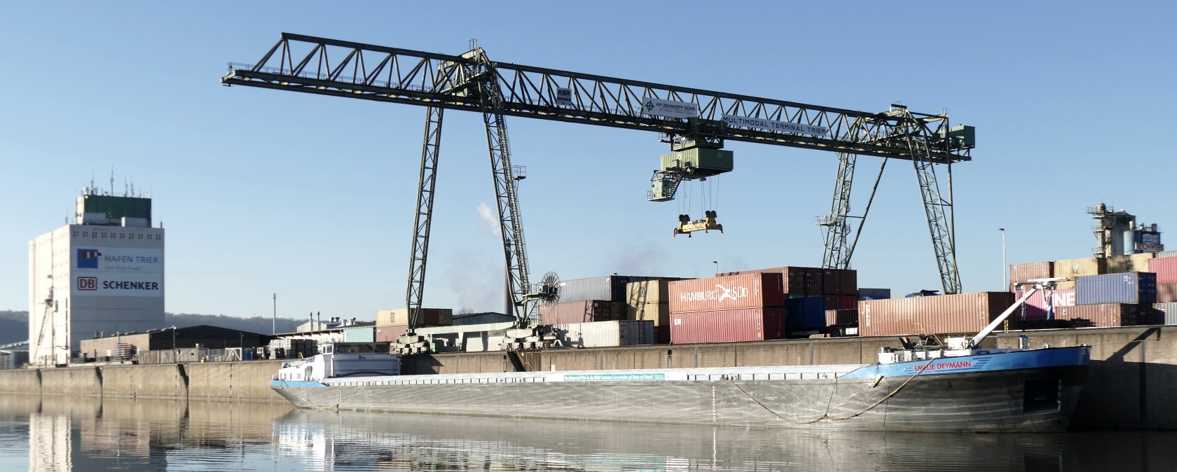 Ein Binnenschiff wird beladen, © Trierer Hafengesellschaft mbH Ein Binnenschiff wird beladen, © Trierer Hafengesellschaft mbH
