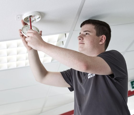 Installation Rauchmelder, © ABS-Weiler Installation Rauchmelder, © ABS-Weiler