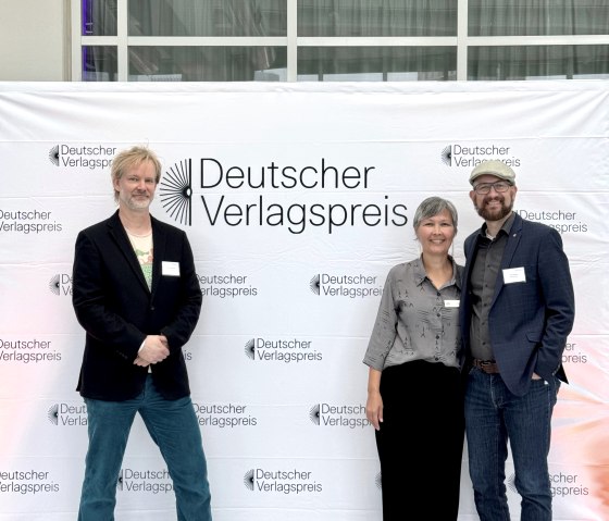 Björn Pollmeyer (Gestalter und Gesellschafter), Laali Lyberth (Leiterin des Kraterleuchten Imprints Inuit Verlag), Sven Nieder (Verleger und Geschäftsführer) erhielten den Deutschen Verlagspreis., © Nivikka Nieder Björn Pollmeyer (Gestalter und Gesellschafter), Laali Lyberth (Leiterin des Kraterleuchten Imprints Inuit Verlag), Sven Nieder (Verleger und Geschäftsführer) erhielten den Deutschen Verlagspreis., © Nivikka Nieder