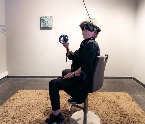 Mittels einer AR-Brille lassen sich Kunstwerke auch digital erleben, © ZIKUWI/Jana Rusch Mittels einer AR-Brille lassen sich Kunstwerke auch digital erleben, © ZIKUWI/Jana Rusch