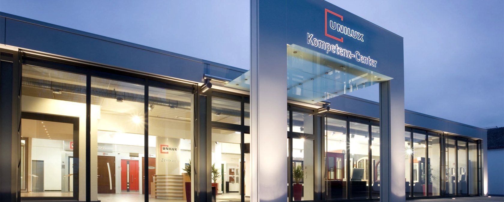 Im neuen Kompetenzcenter können sich die Kunden die vielfältigen Gestaltungsmöglichkeiten anschauen und sich fachlich beraten lassen. , © UNILUX Im neuen Kompetenzcenter können sich die Kunden die vielfältigen Gestaltungsmöglichkeiten anschauen und sich fachlich beraten lassen. , © UNILUX