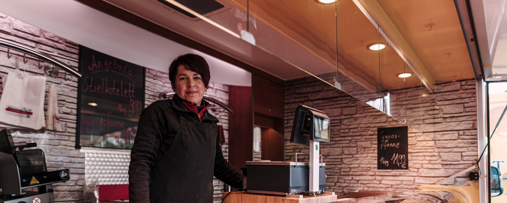 Mitarbeiterin auf einem Wochenmarkt, © Fleischerei Bungenberg Mitarbeiterin auf einem Wochenmarkt, © Fleischerei Bungenberg