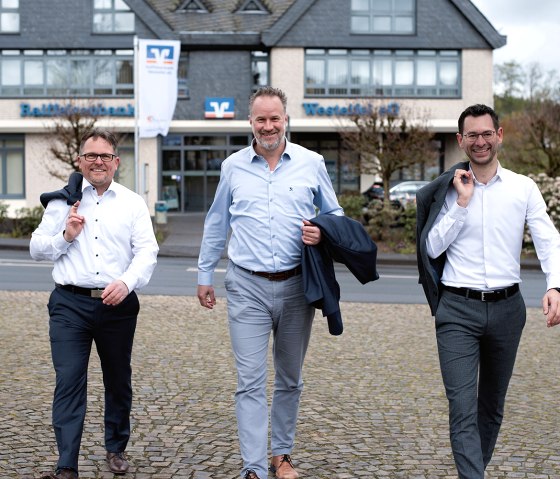 Carsten Berke (Geschäftsführer Raiffeisen-Waren), Jan Brandenburg (Vorstandsmitglied), Manfred Heimisch (Vorstandsmitglied), © Raiffeisenbank Westeifel Carsten Berke (Geschäftsführer Raiffeisen-Waren), Jan Brandenburg (Vorstandsmitglied), Manfred Heimisch (Vorstandsmitglied), © Raiffeisenbank Westeifel