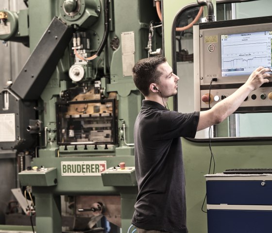 Mitarbeiter in der Produktion, © Prym Consumer Europe GmbH Mitarbeiter in der Produktion, © Prym Consumer Europe GmbH