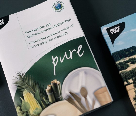 Unter dem Titel „Natürlich nachhaltig“ gibt der Nachhaltigkeitsbericht einen Überblick über das Nachhaltigkeitsverständnis und die Nachhaltigkeitsleistungen von Papstar, © Zukunftsinitiative Eifel (c) Lars May Unter dem Titel „Natürlich nachhaltig“ gibt der Nachhaltigkeitsbericht einen Überblick über das Nachhaltigkeitsverständnis und die Nachhaltigkeitsleistungen von Papstar, © Zukunftsinitiative Eifel (c) Lars May