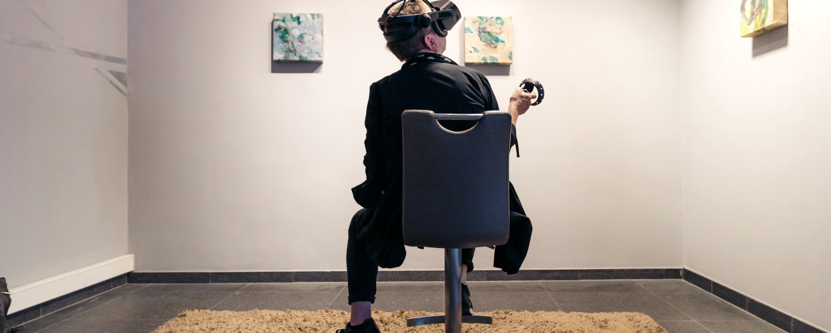 Mit einer AR-Brille lassen sich Kunstwerke auch digital erkunden, © ZIKUWI/Jana Rusch Mit einer AR-Brille lassen sich Kunstwerke auch digital erkunden, © ZIKUWI/Jana Rusch