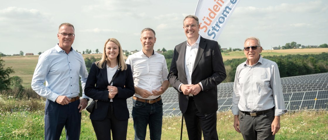 Gruppenbild mit Ministerpräsident Schweitzer, © Südeifel Strom eG / Nasim Aleissa Gruppenbild mit Ministerpräsident Schweitzer, © Südeifel Strom eG / Nasim Aleissa