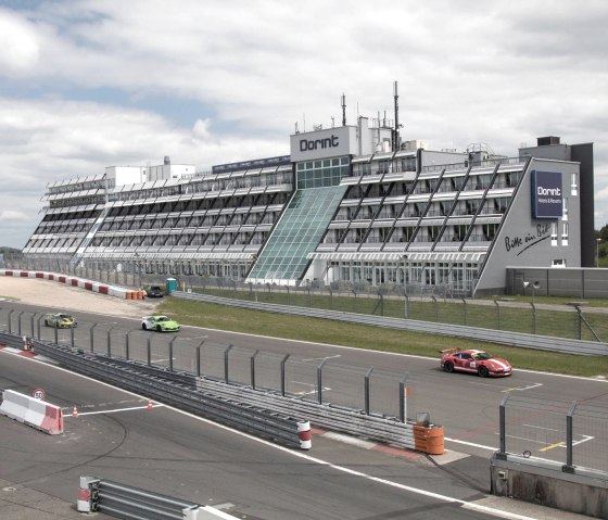 Ansicht Hotel Rennstrecke, © Dorint · Am Nürburgring · Hocheifel Ansicht Hotel Rennstrecke, © Dorint · Am Nürburgring · Hocheifel