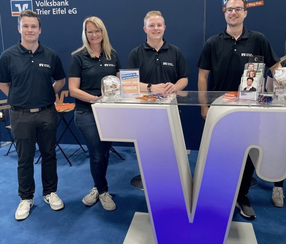 Mitarbeitende bei einer Ausbildungsmesse, © Volksbank Trier-Eifel Mitarbeitende bei einer Ausbildungsmesse, © Volksbank Trier-Eifel
