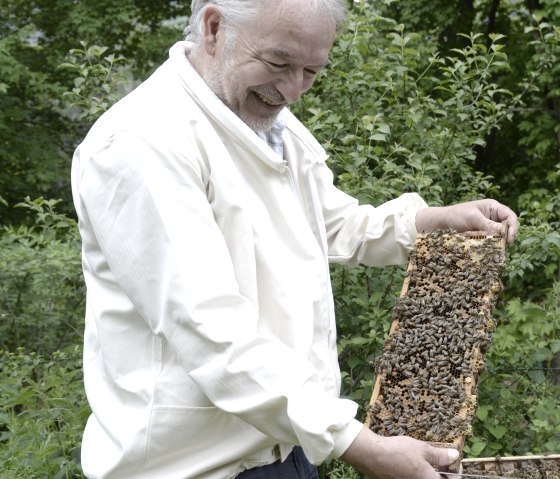Friedrich Bleckmann mit einer Wabe, © Eifel Tourismus/Petra Grebe Friedrich Bleckmann mit einer Wabe, © Eifel Tourismus/Petra Grebe