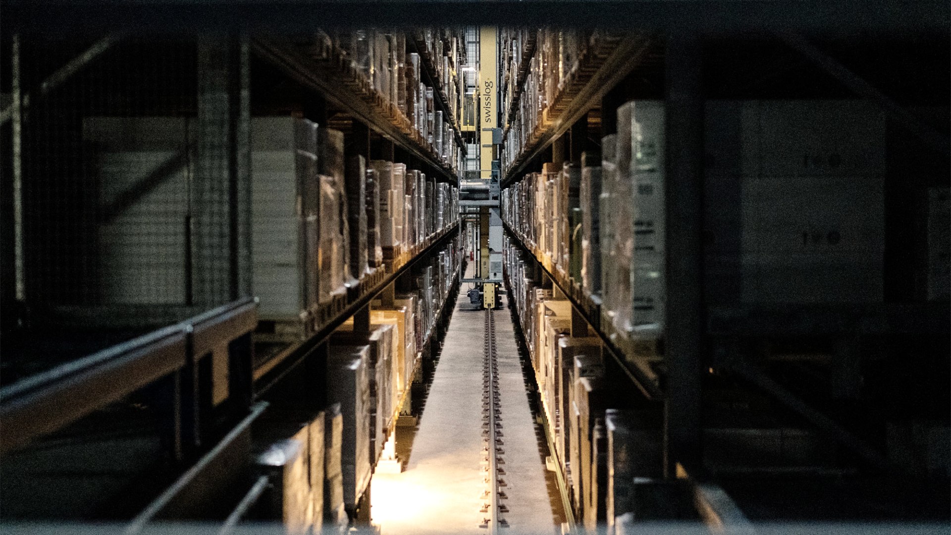 Das vollautomatisierte Hochregallager umfasst 44.000 Paletten- und 90.000 Kartonstellplätze., © Zukunftsinitiative Eifel (c) Lars May Das vollautomatisierte Hochregallager umfasst 44.000 Paletten- und 90.000 Kartonstellplätze., © Zukunftsinitiative Eifel (c) Lars May