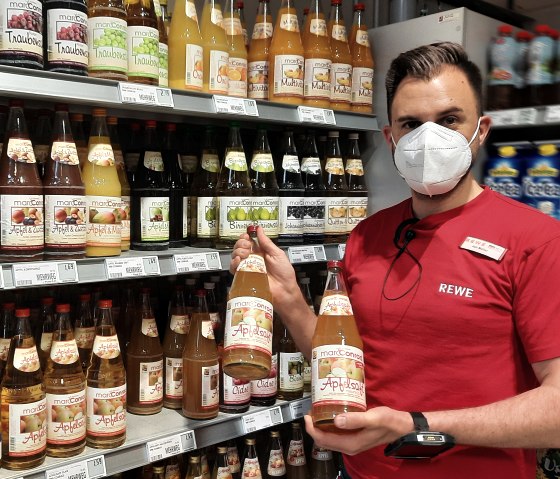Apfelsaft im REWE Handel, © Zukunftsinitiative Eifel / Eifel Tourismus GmbH Apfelsaft im REWE Handel, © Zukunftsinitiative Eifel / Eifel Tourismus GmbH