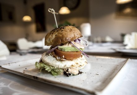 Landgasthaus "Zum Kreuzberg" Burger, © CC BY-SA Andreas Goltz Landgasthaus "Zum Kreuzberg" Burger, © CC BY-SA Andreas Goltz
