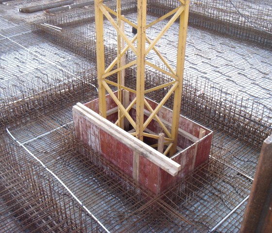 Kran im Einsatz, © Bauunternehmung Rudi Henn Kran im Einsatz, © Bauunternehmung Rudi Henn