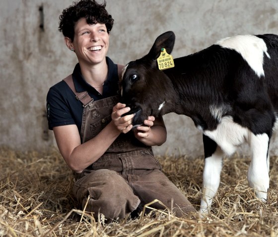 Kalb im Stall, &copy; Sonja Tobias/Engelshof
