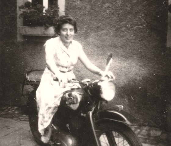 Oma Anna auf dem Motorrad, &copy; Annas Eifelgarten