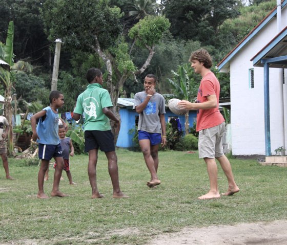 Football-Spiel mit einheimischen Jugendlichen, &copy; Nathalie Schaus