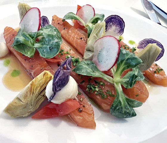 Im Restaurant wird Lachs serviert, © Hotel zur Post