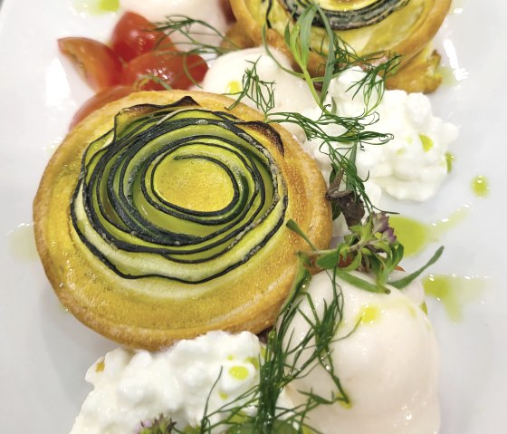 Die Gäste genießen die ausgefeilten kulinarischen Kreationen in der Rosenflora, © Rosenflora