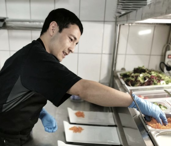 Mit im K&uuml;chenteam: Jawadi, &copy; L&ouml;ffel's Landhaus