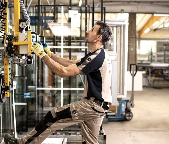 Produktionsmitarbeiter M&aacute;rk B&aacute;tyi, &copy; Fotostudio Kirwel-Regnery