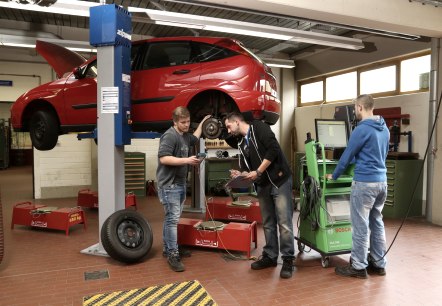 Sch&uuml;ler in der KFZ-Werkstatt, &copy; Berufsbildungszentrum Euskirchen