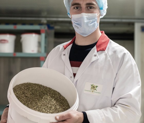 Mitarbeiter mit Zutaten, &copy;  Conserverie &amp; Moutarderie Belge 