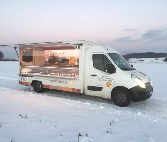 Wir sind drei Tage die Woche mit unserem Verkaufsmobil in der Eifel für unsere Kunden unterwegs.
Zusätzlich immer freitags früh von 7.00 Uhr bis 13.30 Uhr in Trier auf dem Wochenmarkt (Viehmarkt).