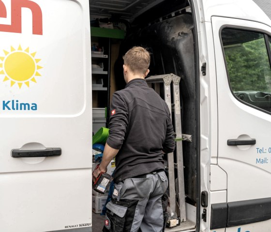 Im Fahrzeug haben die Mitarbeiter alles Notwendige dabei, © Annen-SHK