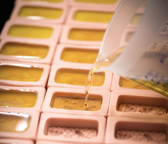 Die Formen werden bef&uuml;llt, &copy; BieNeis