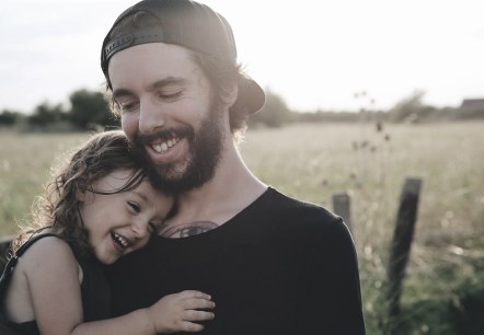 Vater-Kind, &copy; Bild von StockSnap auf Pixabay