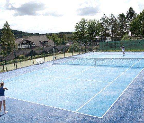 Tennis Au&szlig;enplatz Kunstrasen, &copy; Sporthotel Grafenwald