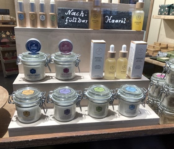 Die K&ouml;rpermousse wird in Pfandgl&auml;ser gef&uuml;llt, &copy; BieNeis