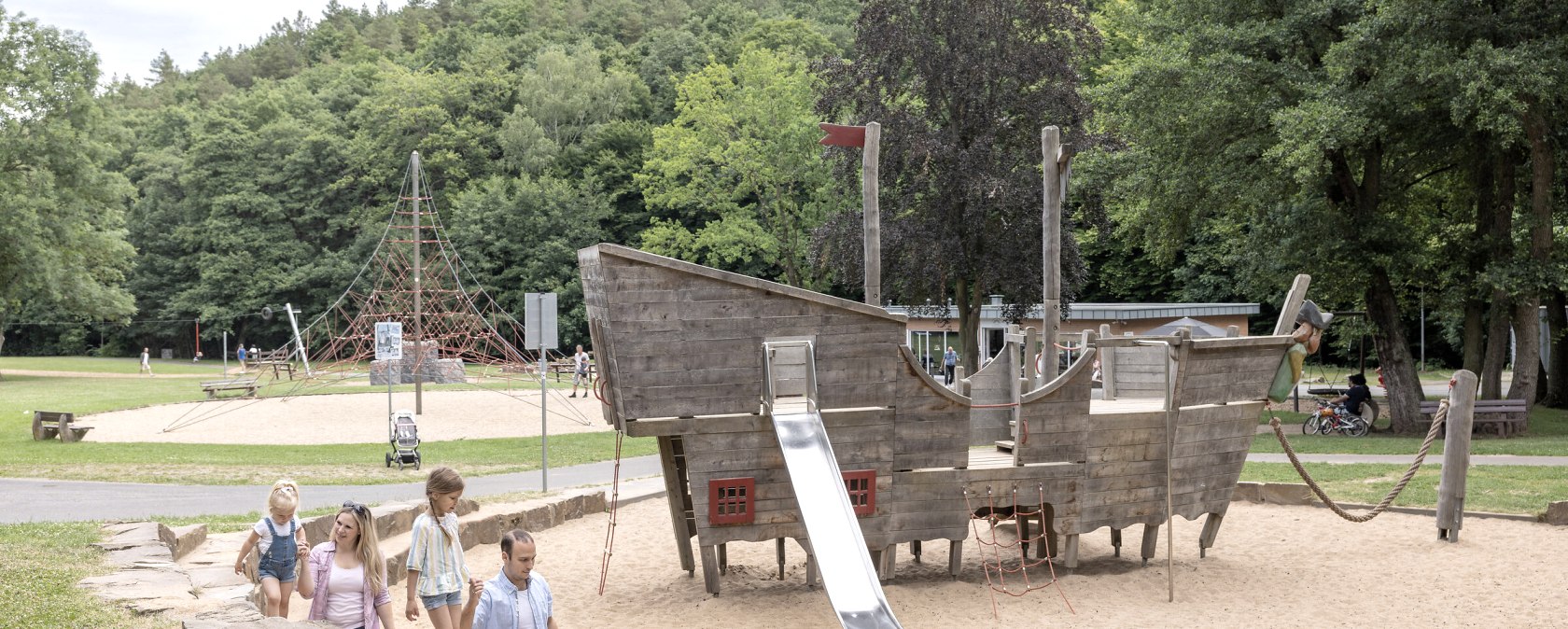 Im M&uuml;hlenpark fand 1972 die Landesgartenschau statt. Heute dient es der Naherholung vor allem f&uuml;r Familien mit kleineren Kindern, &copy; Eifel Tourismus GmbH/Tobias Vollmer