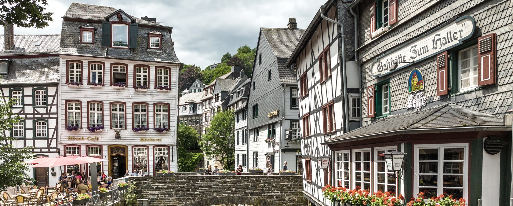 Die Altstadt gl&auml;nzt mit herausgeputzen Fachwerkh&auml;usern, &copy; Eifel Tourismus/Dominik Ketz