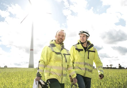 Mitarbeiter am Windrad, &copy; e-regio GmbH &amp; Co. KG