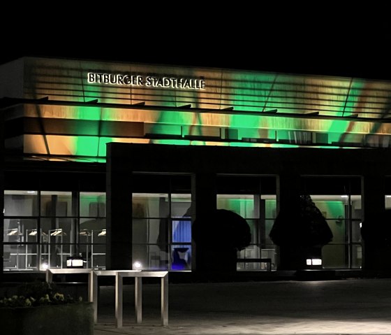 Stadthalle bei Nacht, &copy; TI Bitburger Land