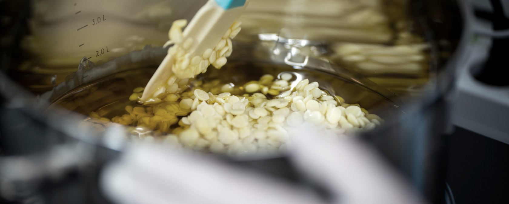 Kosmetik wird anger&uuml;hrt, &copy; BieNeis